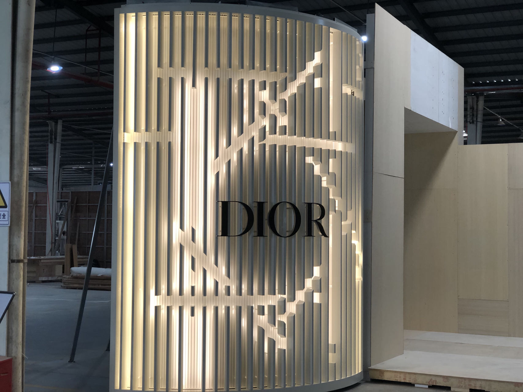 DIOR flagship store metal signage and display by NEXTOP.