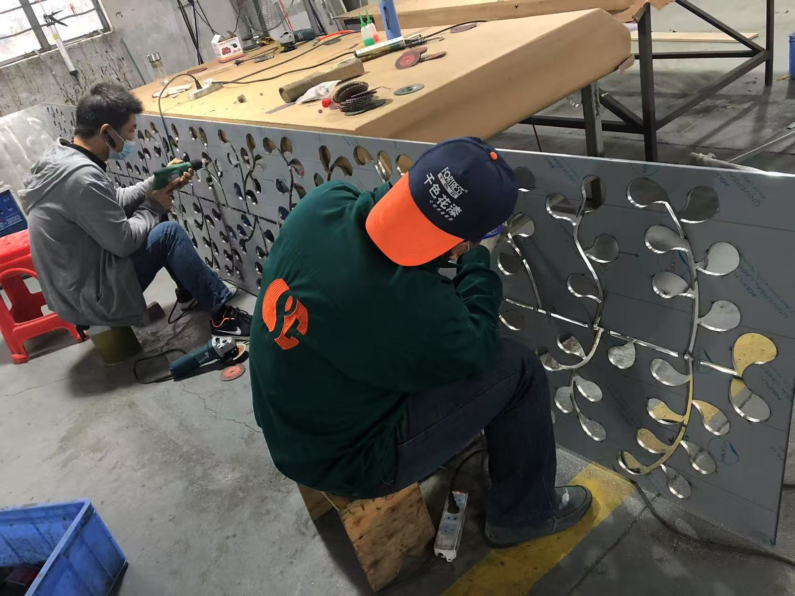 Fabrication of custom metal screen entrance by NEXTOP in workshop for Dream Tower casino